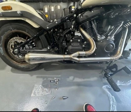 Softail M8 — Twin Pro 4.5 — Breakout · Silver